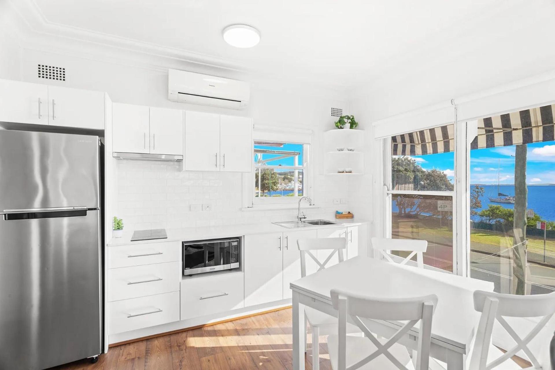 Bayside 6, 21 Victoria Pde - Sensational Water Views, Linen Apartment *