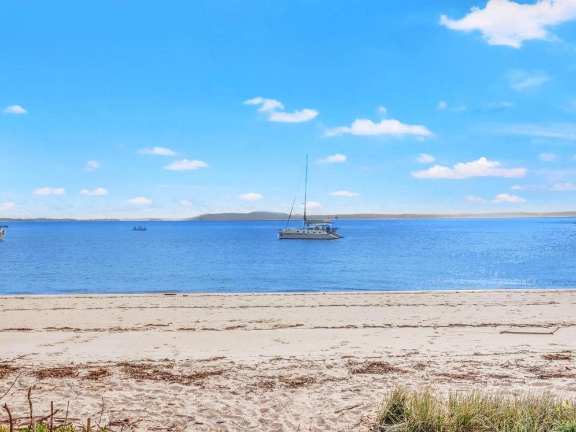 Apartment Bayside 6, 21 Victoria Pde - Sensational Water Views, Linen Nelson Bay